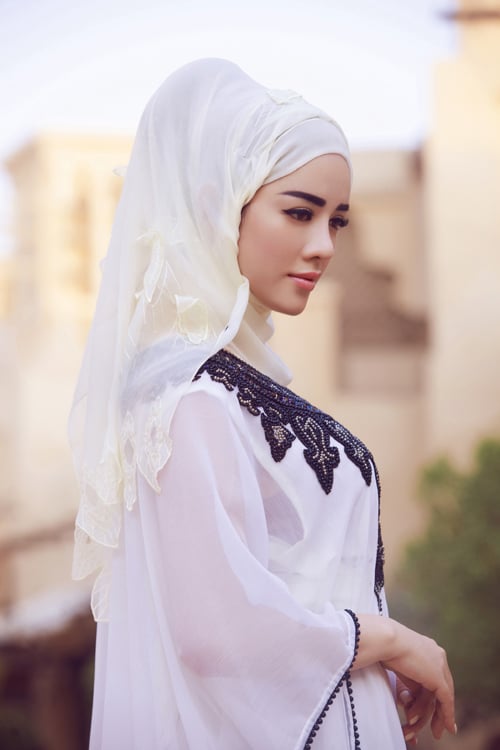 Trong chuyến công tác tại Dubai, thủ đô của Các Tiểu vương quốc Ả Rập, Lý Nhã Kỳ xuất hiện trong trang phục của phụ nữ Trung Đông
